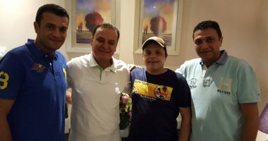 صورة محمد هنيدى يحتفل بـ”أبيه فتحى” فى الساحل الشمالى مع يوسف معاطى
